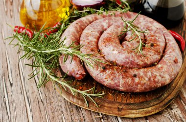 bir dökme demir tava, seçici odak üzerinde çiğ Dana sosis