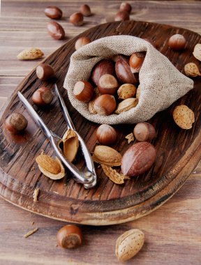 ahşap bir masa üzerinde fındık ile tuval çanta