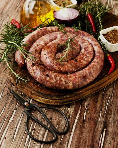 Salsichas de carne crua em uma panela de ferro fundido, foco seletivo — Fotografia de Stock