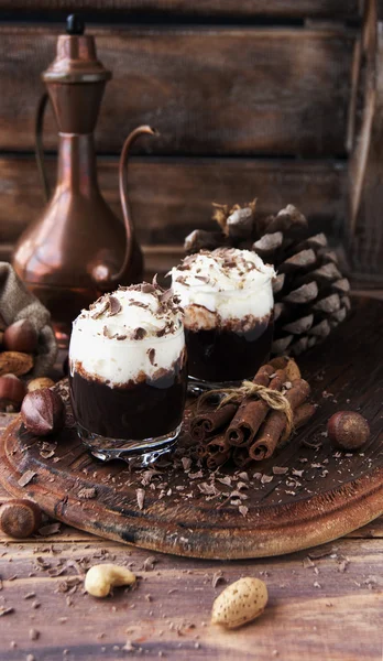 Chocolate caliente en tazas de vidrio y crema con nueces —  Fotos de Stock