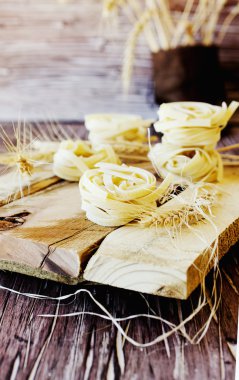 Pişmemiş makarna un masada, seçici odak ile