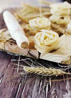 Pişmemiş makarna un masada, seçici odak ile