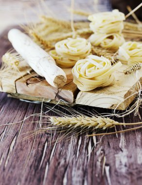 Pişmemiş makarna un masada, seçici odak ile