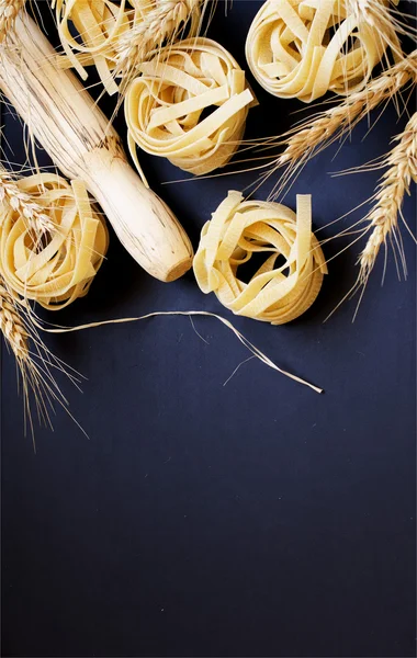 Uncooked pasta with flour on the table, selective focus — Stock Photo, Image