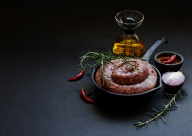 bir dökme demir tava, seçici odak üzerinde çiğ Dana sosis