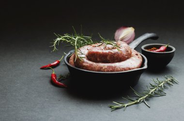 bir dökme demir tava, seçici odak üzerinde çiğ Dana sosis