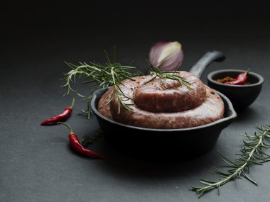 bir dökme demir tava, seçici odak üzerinde çiğ Dana sosis