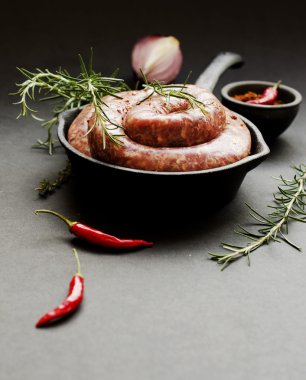 bir dökme demir tava, seçici odak üzerinde çiğ Dana sosis