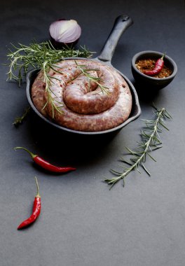 bir dökme demir tava, seçici odak üzerinde çiğ Dana sosis