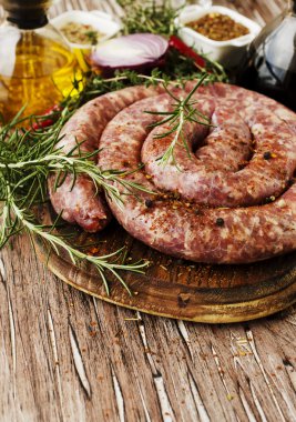 bir dökme demir tava, seçici odak üzerinde çiğ Dana sosis