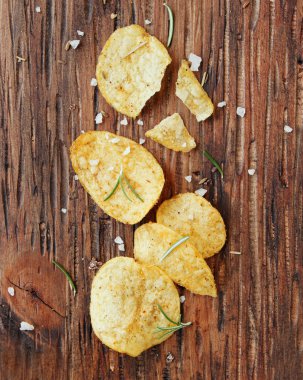 Tuz ve biberiye ahşap yüzeyi ile fiş