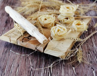 Pişmemiş makarna un masada, seçici odak ile