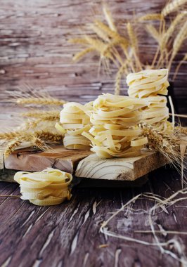 Pişmemiş makarna un masada, seçici odak ile