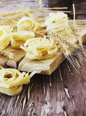 Pişmemiş makarna un masada, seçici odak ile