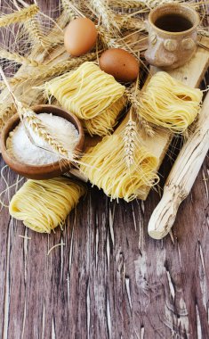 Pişmemiş makarna un masada, seçici odak ile