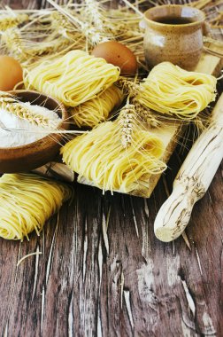 Pişmemiş makarna un masada, seçici odak ile