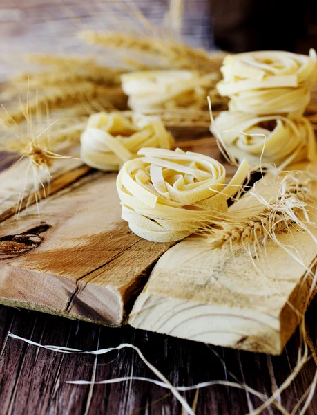 Pastas sin cocer con harina en la mesa, enfoque selectivo — Foto de Stock