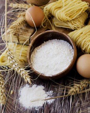 Pişmemiş makarna un masada, seçici odak ile