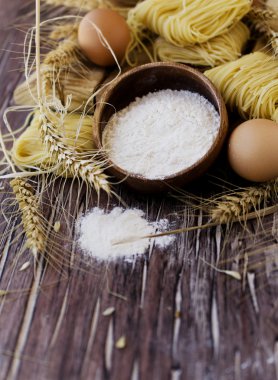 Pişmemiş makarna un masada, seçici odak ile