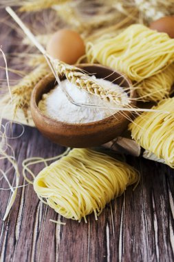 Pişmemiş makarna un masada, seçici odak ile