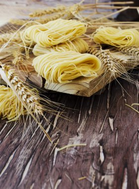 Pişmemiş makarna un masada, seçici odak ile