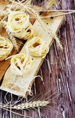 Pişmemiş makarna un masada, seçici odak ile