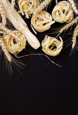 Pişmemiş makarna un masada, seçici odak ile