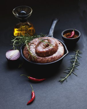 bir dökme demir tava, seçici odak üzerinde çiğ Dana sosis