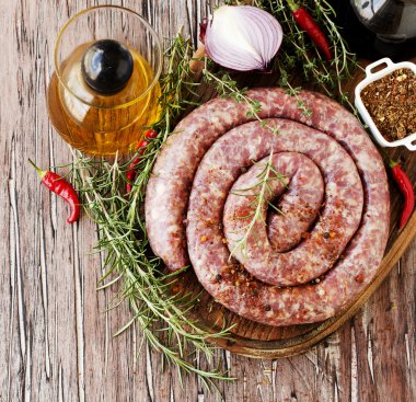 bir dökme demir tava, seçici odak üzerinde çiğ Dana sosis