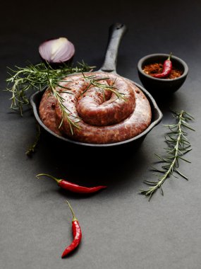 bir dökme demir tava, seçici odak üzerinde çiğ Dana sosis