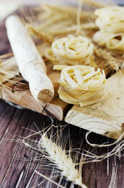 Pişmemiş makarna un masada, seçici odak ile