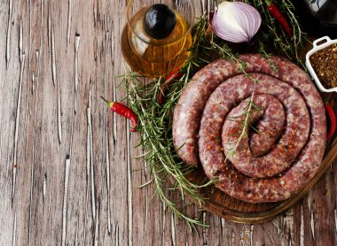 bir dökme demir tava, seçici odak üzerinde çiğ Dana sosis