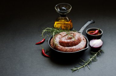 bir dökme demir tava, seçici odak üzerinde çiğ Dana sosis