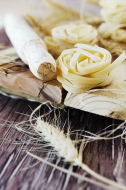 Pişmemiş makarna un masada, seçici odak ile