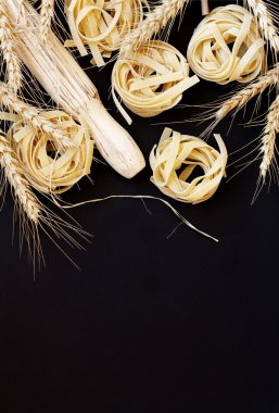 Pişmemiş makarna un masada, seçici odak ile