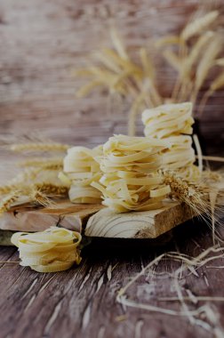 Pişmemiş makarna un masada, seçici odak ile