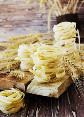 Pişmemiş makarna un masada, seçici odak ile