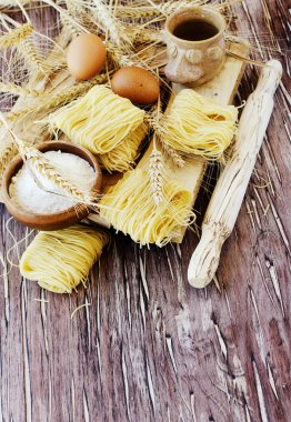 Pişmemiş makarna un masada, seçici odak ile