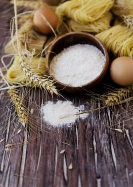 Pişmemiş makarna un masada, seçici odak ile