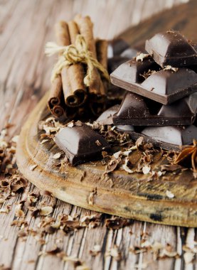 fındık ve tarçın ile çikolata parçaları