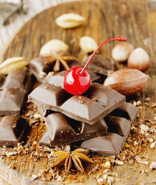 fındık ve tarçın ile çikolata parçaları