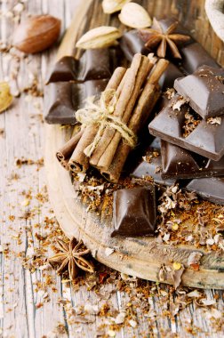 fındık ve tarçın ile çikolata parçaları