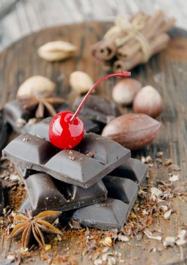 fındık ve tarçın ile çikolata parçaları