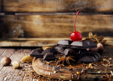 fındık ve tarçın ile çikolata parçaları