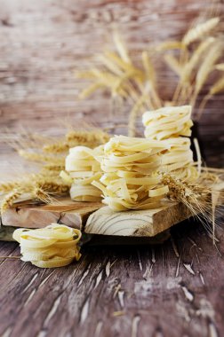 Pişmemiş makarna un masada, seçici odak ile