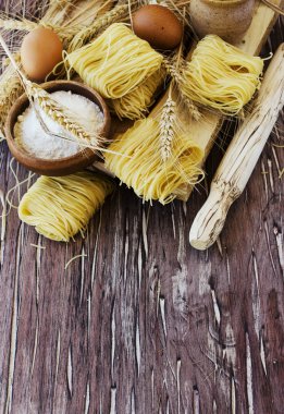 Pişmemiş makarna un masada, seçici odak ile