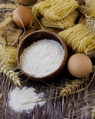 Pişmemiş makarna un masada, seçici odak ile