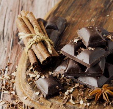 fındık ve tarçın ile çikolata parçaları