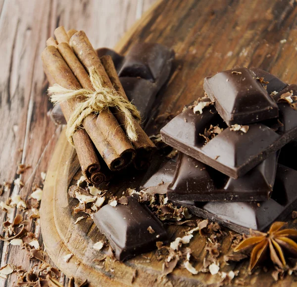 fındık ve tarçın ile çikolata parçaları