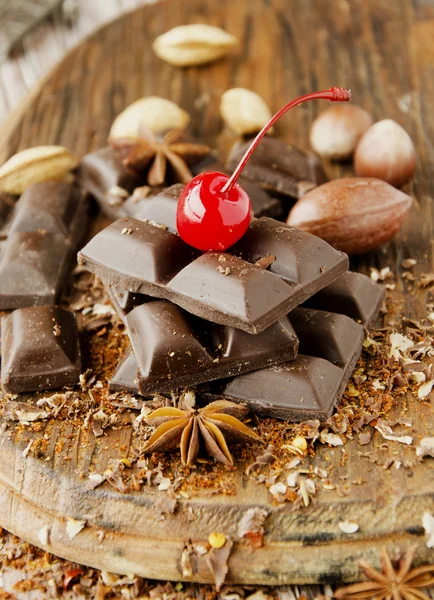 fındık ve tarçın ile çikolata parçaları